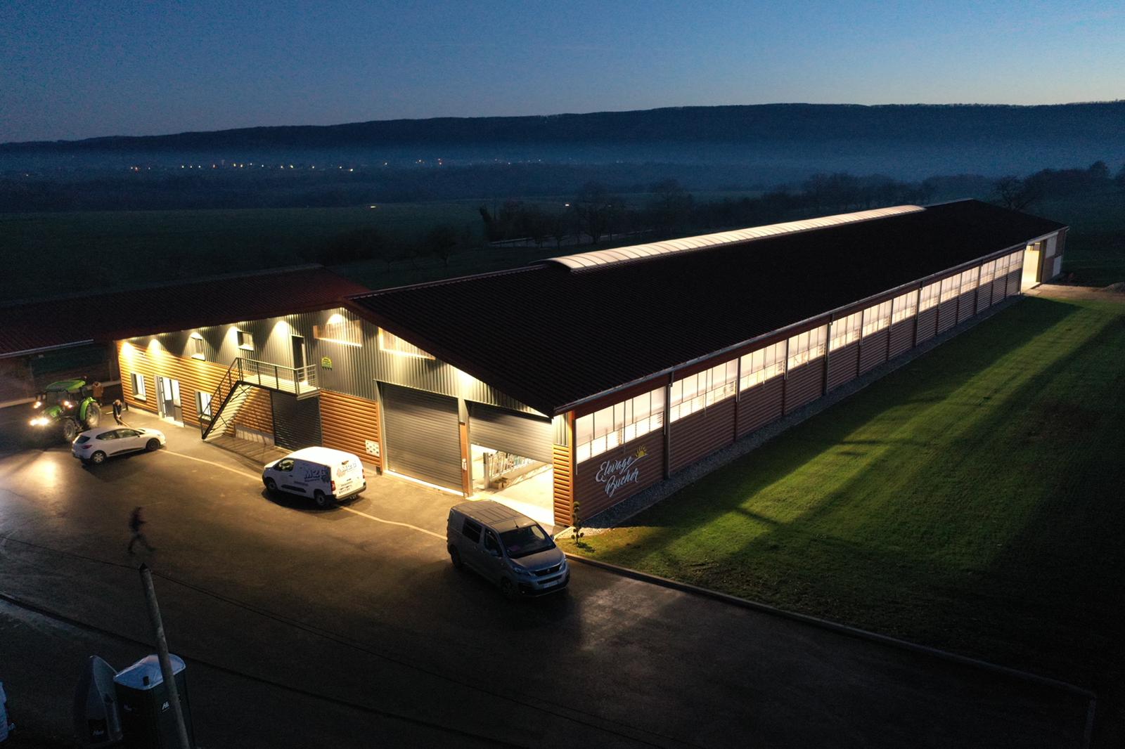 Ein Kuhstall mit AGrilight beleuchtet aus dem Projekt Ecurcey (FRA)
